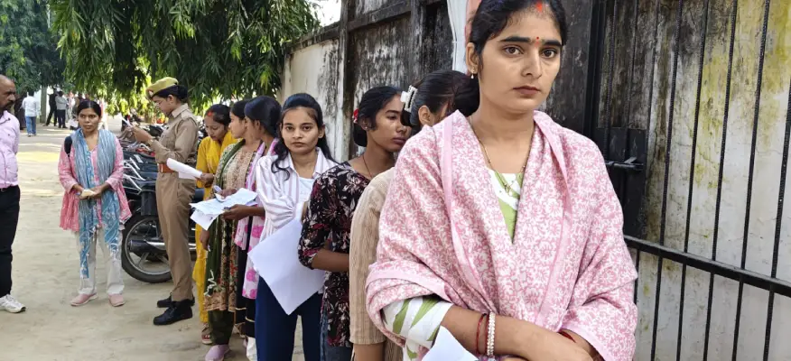 UPSSSC PET 2026: अंबेडकरनगर में लड़कियों से कलावा, बाल खुलवाकर जांच लड़कों के जूते, बेल्ट और रुमाल भी चेक